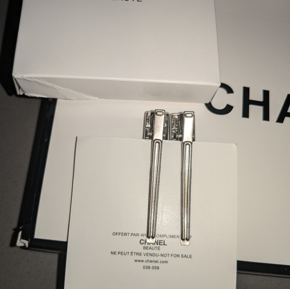 New With Box Chanel Beauty Hair Clip Gift Set 2 Pcs Rare Silver - Picture 5 of 7